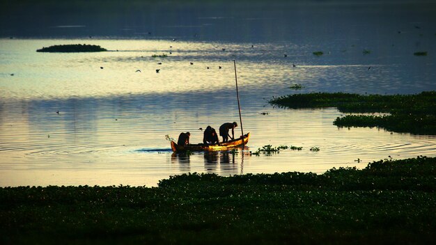 Foto gente en bote en el lago