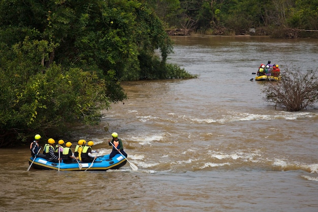 Foto gente en bote en el río contra los árboles