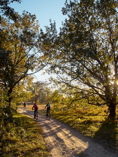 La gente cabalga en el bosque.