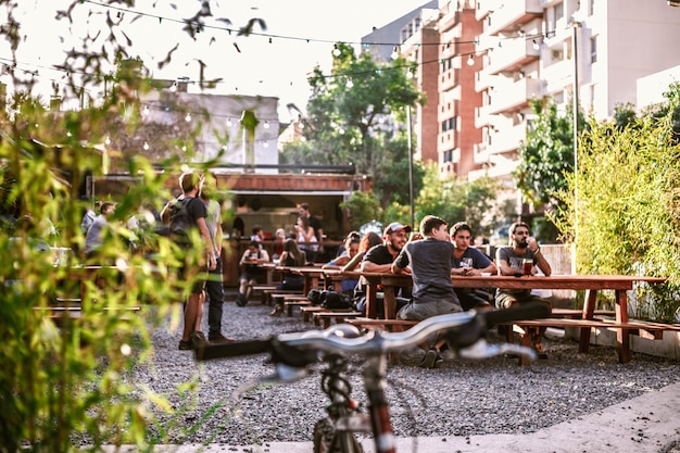 La gente en el café contra el cielo