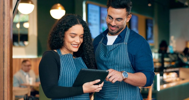 Gente cafetería barista y trabajo en equipo en la tableta de ventas de restaurantes software de gestión y capacitación en hospitalidad mujer feliz y gerente o propietario de una pequeña empresa hablando de menú en tecnología digital