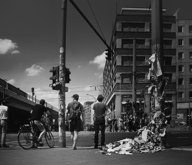 Foto gente en la calle en la ciudad contra el cielo