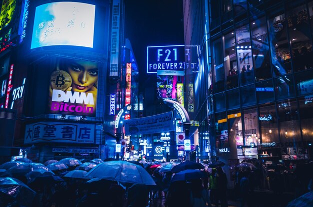 Foto la gente en la calle de la ciudad por la noche