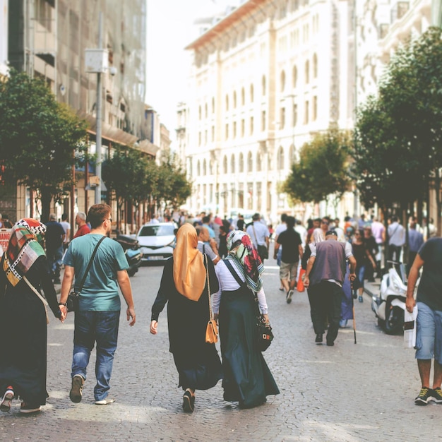 Foto la gente en la calle de la ciudad