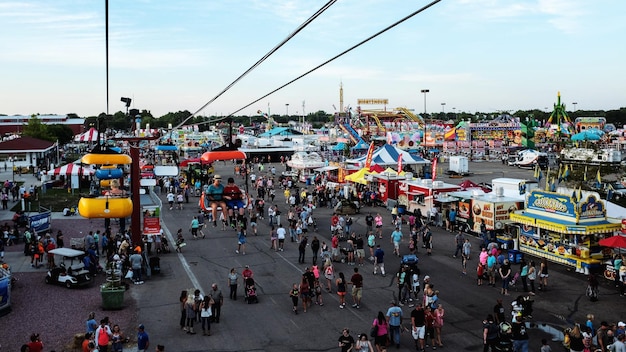 Foto la gente en la calle contra el cielo durante la feria estatal de nebraska