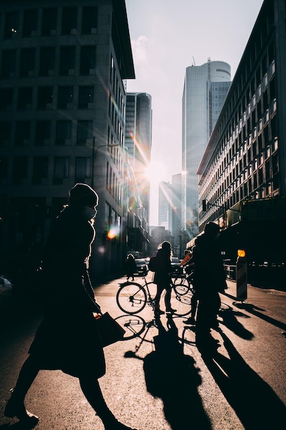 La gente en la calle en medio de los edificios de la ciudad