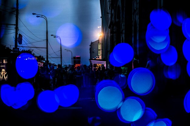 Foto la gente en la calle por la noche