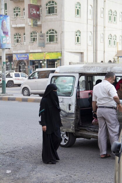 Gente en la calle en Saná, Yemen