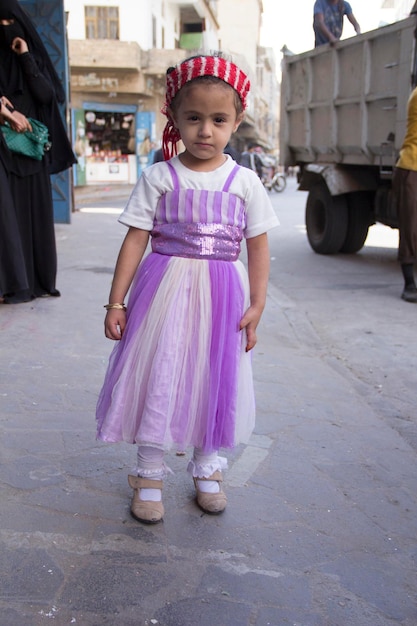 Gente en la calle en Saná, Yemen