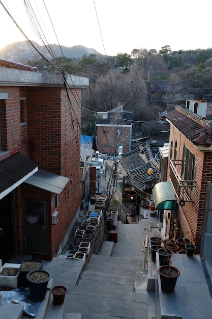 La gente camina por la calle el 22 DE MARZO de 2019 en Seúl Corea Bukchon Hanok Village es un pueblo tradicional coreano en Seúl con una larga historia ubicado en la cima de una colina