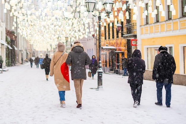 La gente camina en las calles de la ciudad bajo snowall b