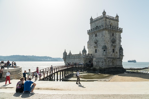 La gente camina por la famosa Torre de Belem de Lisboa Portugal