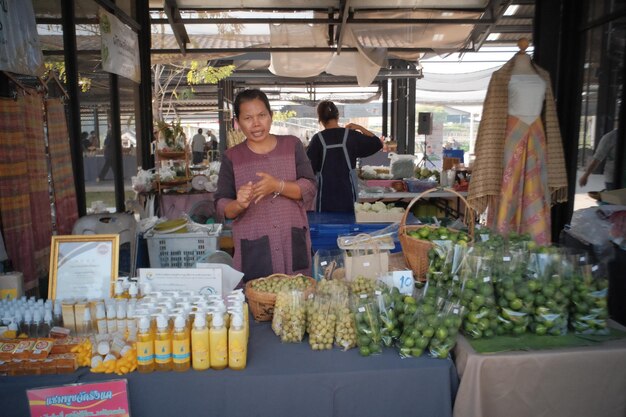 Foto la gente camina por la icónica calle khaosan road