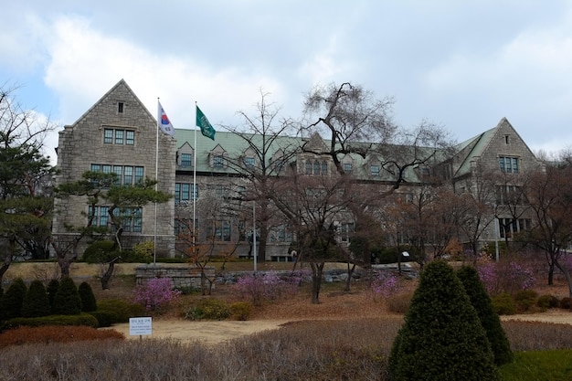 La gente camina en la Universidad Femenina Ewha el 23 DE MARZO de 2019 en Seúl Corea La Universidad Femenina Ewha es actualmente el instituto educativo femenino más grande del mundo