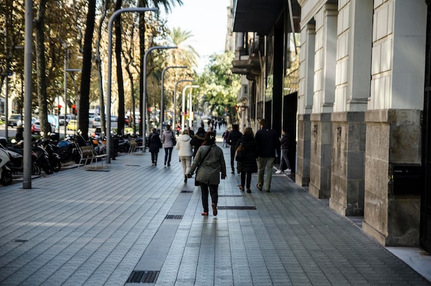 Foto gente caminando por la acera en la ciudad