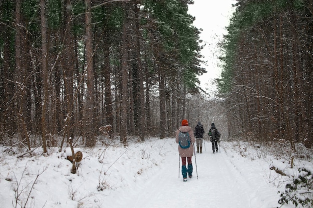 Gente caminando afuera en un día de invierno