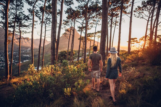 Foto gente caminando por el bosque