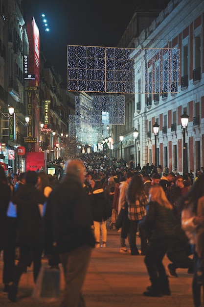 Foto gente caminando por la calle de la ciudad por la noche