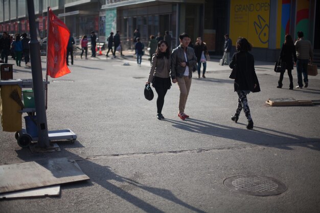 Foto gente caminando por la calle de la ciudad