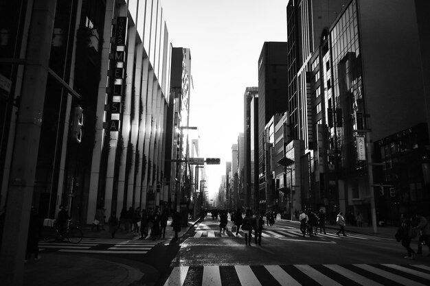 Foto gente caminando por la calle en la ciudad