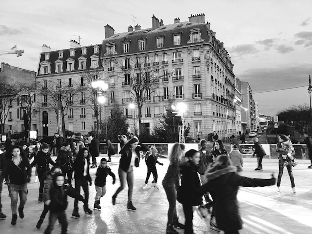 Foto gente caminando por la calle de la ciudad