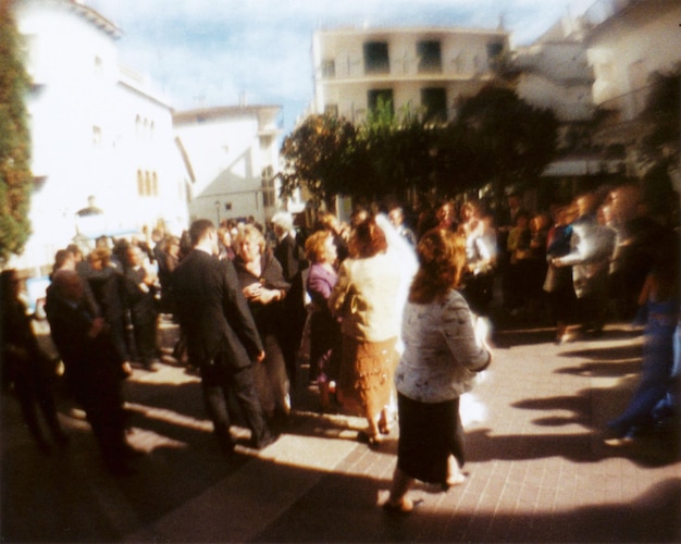 Foto gente caminando por la calle