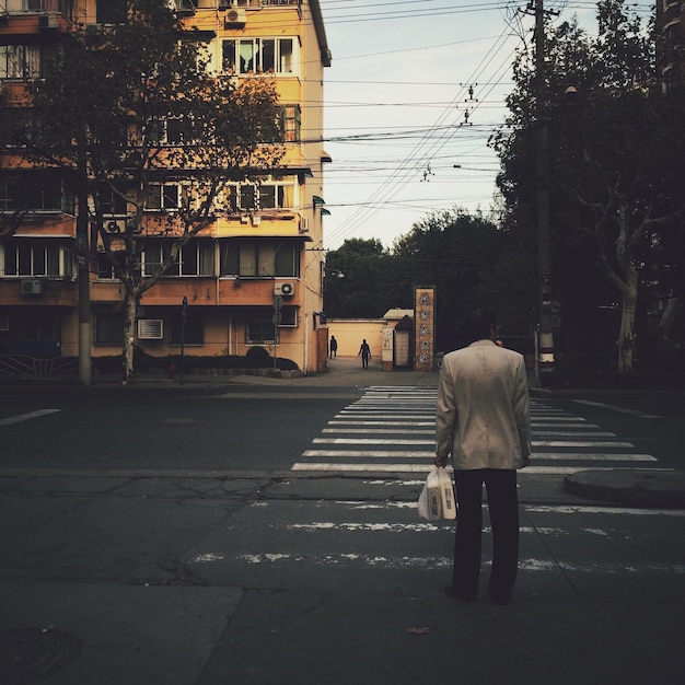 Foto gente caminando por las calles de la ciudad