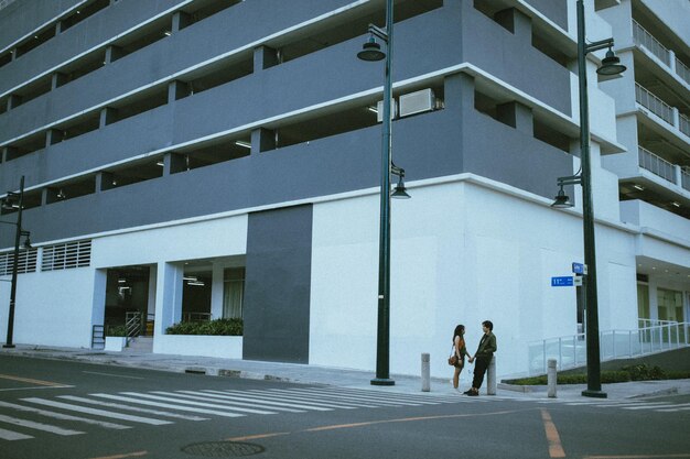 Foto gente caminando por la carretera en medio de edificios en la ciudad