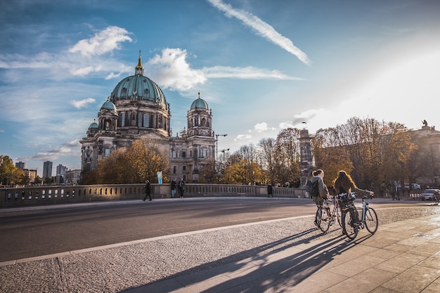 Gente caminando y la Catedral de Berlín en Alemania.