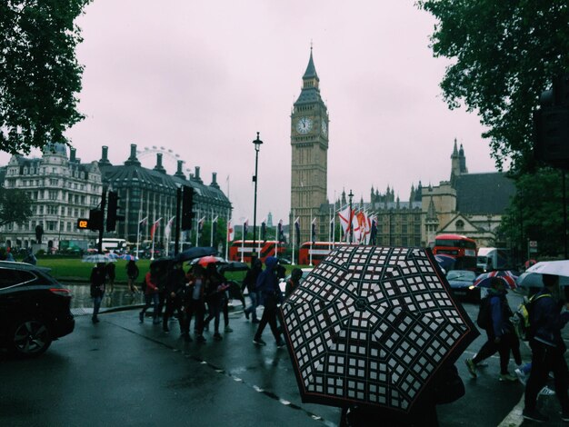 Foto gente caminando por la ciudad