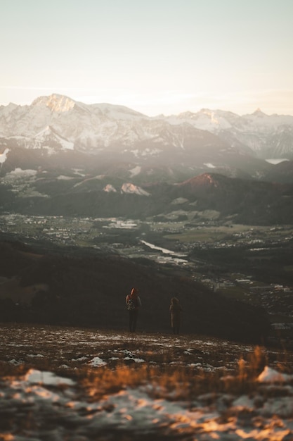 Foto gente caminando contra la vista panorámica de las montañas y el cielo