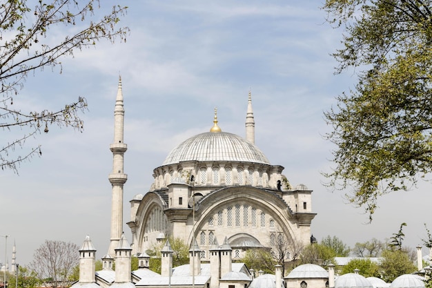 Gente caminando y descansando en la plaza de la Mezquita de Beyazit Estambul Turquia