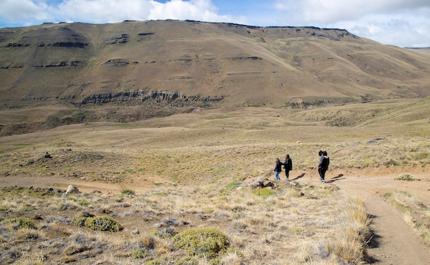 Gente caminando en el desierto patagónico en Argentina