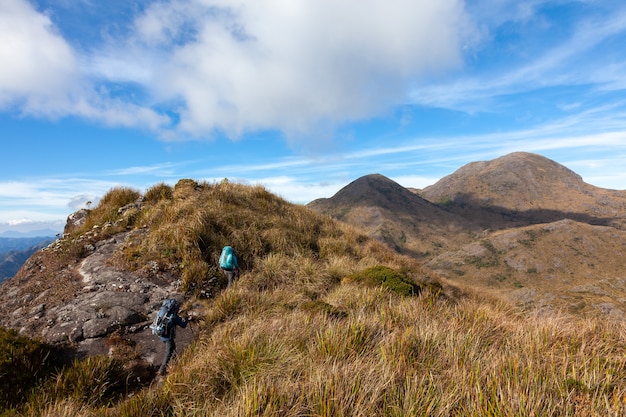 Gente caminando con grandes mochilas en el paisaje de montaña - trekking senderismo montañismo en la gama mantiqueira Brasil