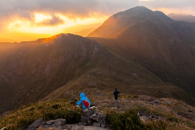 Gente caminando con grandes mochilas en el paisaje de montaña - trekking senderismo montañismo en la gama mantiqueira Brasil