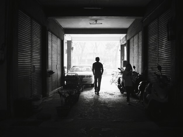 Foto la gente caminando por el pasillo.