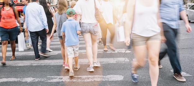 Gente caminando en el paso de cebra - Calles concurridas de la ciudad de Nueva York durante la hora pico en el área de negocios urbanos