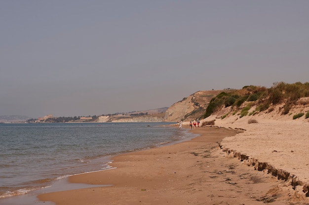 Gente caminando por una playa en Marina di Butera, Sicilia