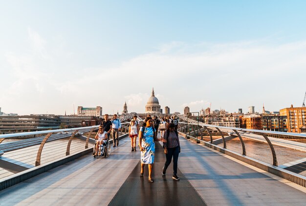 Gente caminando por el puente Millenium