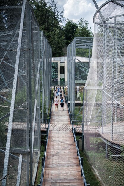 Gente caminando por el puente peatonal