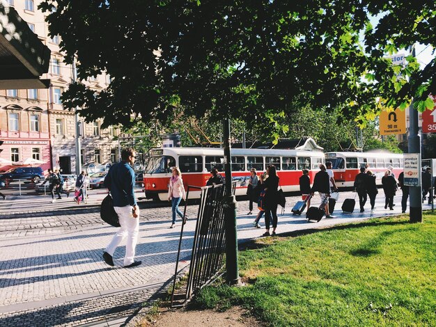 Foto gente caminando en el tranvía en la ciudad