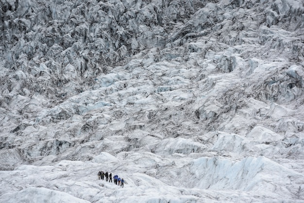 Gente de caminata glaciar