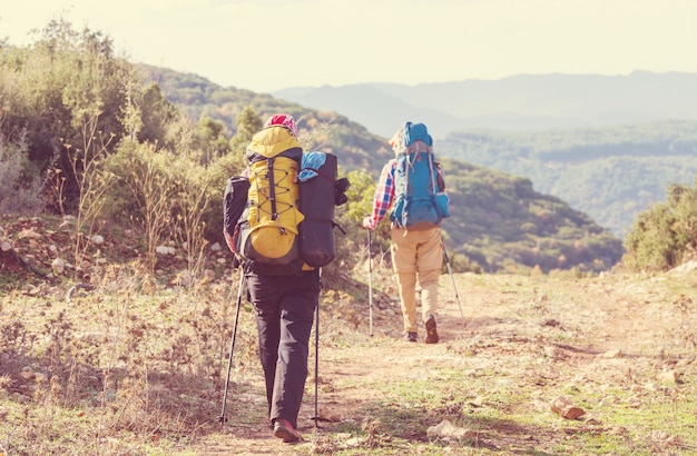 Foto gente en caminata en las montañas.