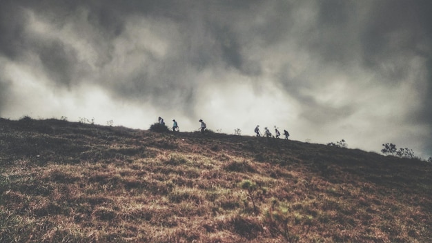 Foto gente en el campo contra el cielo