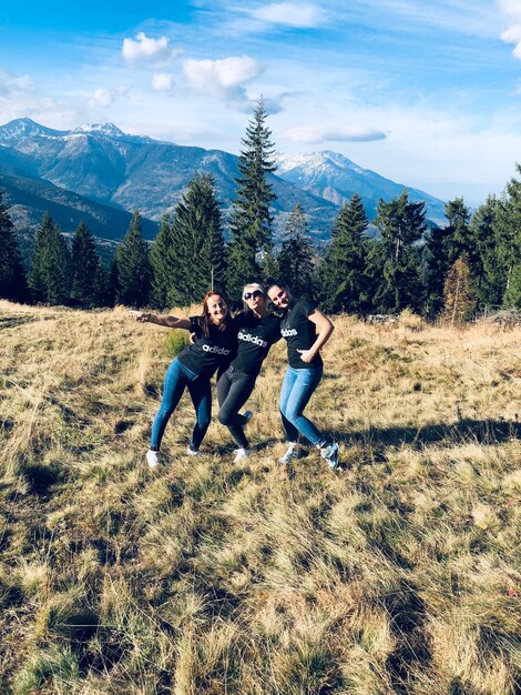 Foto la gente en el campo contra las montañas