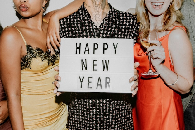 Gente celebrando en una fiesta de fin de año.