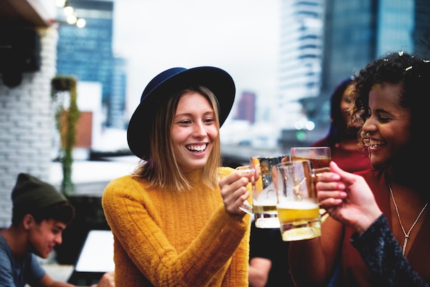 Gente celebrando en una fiesta