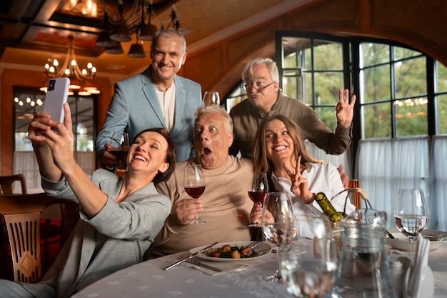 Foto gente cenando en restaurantes de lujo.