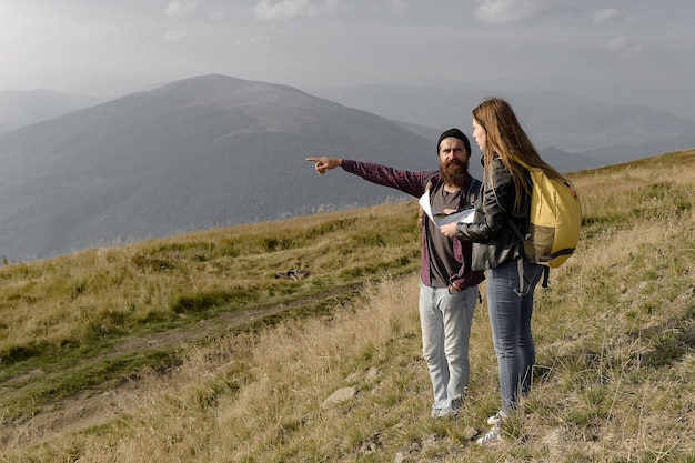 Gente en la cima de la montaña