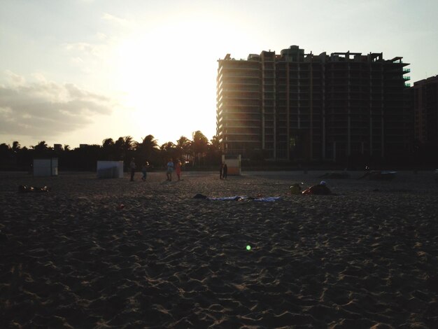 Foto gente en la ciudad al atardecer